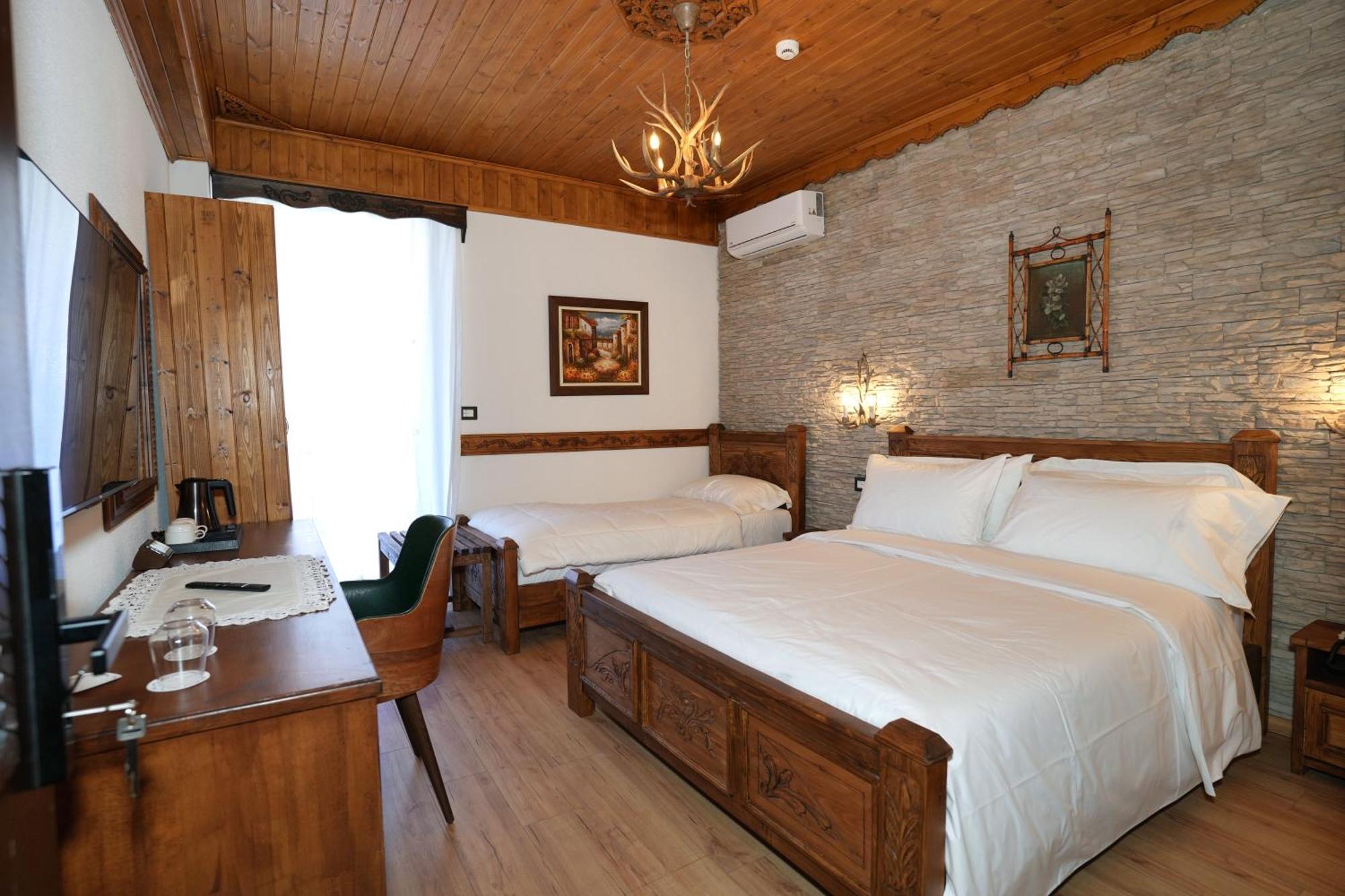 City Street Hotel Gjirokastër Extérieur photo